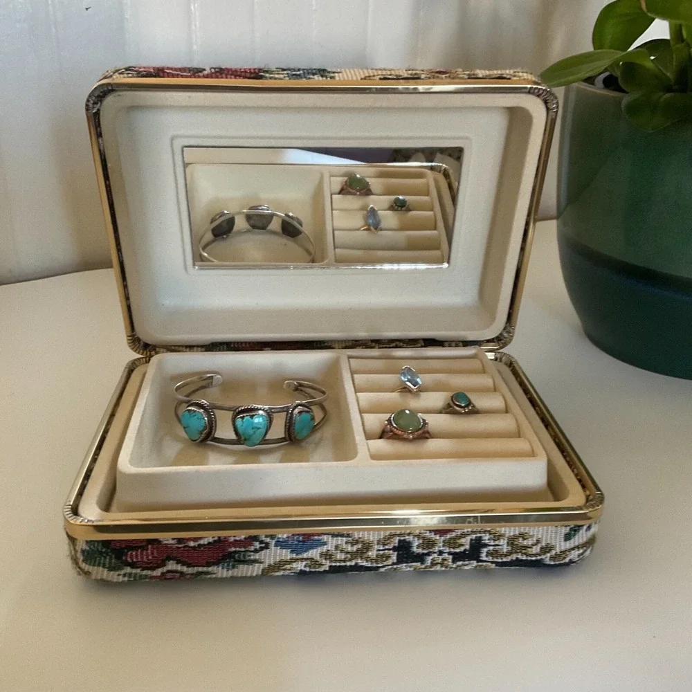 Vintage Travel‎ Jewelry Organizer Embroidered Floral Clamshell Cottage Core